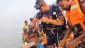 সোনারগাঁয়ে সিমেন্টবাহী ট্রলার ডুবে নিখোঁজ দুই যুবকের মরদেহ উদ্ধার