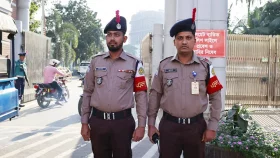 নতুন ইউনিফর্ম পেলো পুলিশ