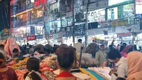 নিউমার্কেটে গাউছিয়া মার্কেটের সামনে ককটেল বিস্ফোরণ