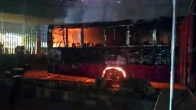 রাজধানীর রামপুরায় যাত্রীবাহী বাসে আগুন