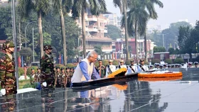 সশস্ত্র বাহিনীর বীর শহীদদের প্রতি প্রধান উপদেষ্টার শ্রদ্ধা
