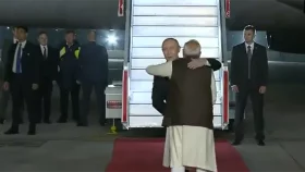 দিল্লিতে পুতিনকে পেয়ে জড়িয়ে ধরলেন মোদী