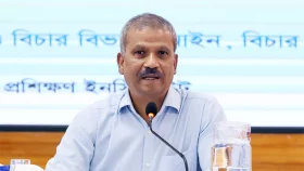 &lsquo;মোবাইল ফোন&rsquo; নিয়ে প্রবাসীদের ধোঁয়াশা স্পষ্ট করলেন আইন উপদেষ্টা