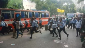 &lsquo;শান্তিচুক্তি&rsquo; ভঙ্গ করে ফের সংঘর্ষে জড়ালো ঢাকা ও আইডিয়াল কলেজের শিক্ষার্থীরা