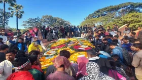শহীদ বুদ্ধিজীবী স্মৃতিসৌধে সর্বস্তরের মানুষের শ্রদ্ধা