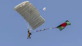 বিজয় দিবসে পতাকা হাতে প্যারাস্যুটিংয়ে বিশ্বরেকর্ড বাংলাদেশের