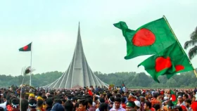 বীর শহীদদের প্রতি শ্রদ্ধা জানাতে জাতীয় স্মৃতিসৌধে মানুষের ঢল