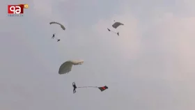বিজয় দিবসে পতাকা হাতে প্যারাস্যুটিংয়ে বিশ্বরেকর্ড বাংলাদেশের