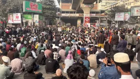 হাদি হত্যার বিচার চেয়ে শাহবাগ অবরোধ, যান চলাচল বন্ধ
