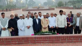 তারেক রহমানের পক্ষে স্মৃতিসৌধে শ্রদ্ধা নিবেদন করলেন বিএনপি নেতারা