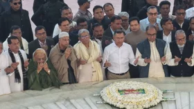 বাবার কবর জিয়ারত করলেন তারেক রহমান