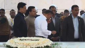 বাবার কবরের সামনে অশ্রুসিক্ত তারেক রহমান