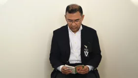 কফিনের পাশে বসে তারেক রহমানের কোরআন তিলাওয়াত