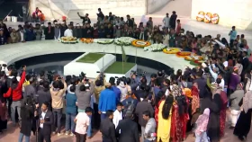 প্রিয় নেত্রীর কবরের মাটি ছুঁতে দূর-দূরান্ত থেকে মানুষের ঢল