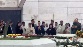 খালেদা জিয়ার কবর জিয়ারত করলেন নাতনি জাইমা ও পরিবারের সদস্যরা