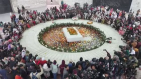 জিয়া উদ্যানে স্মৃতির অরণ্য, কুয়াশাভেজা সকালে নেত্রীর কবরে মানুষের ঢল