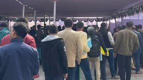 শেষ দিনেও প্রার্থীদের ভিড়, নানা অভিযোগের তীর কমিশনের দিকে