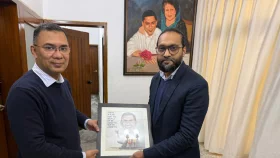 রাজনৈতিক কার্টুন উপহার পেয়ে কার্টুনিস্টকে ধন্যবাদ জানালেন তারেক রহমান