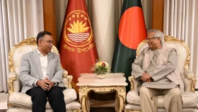 প্রধান উপদেষ্টাকে ফুলেল শুভেচ্ছা জানালেন তারেক রহমান