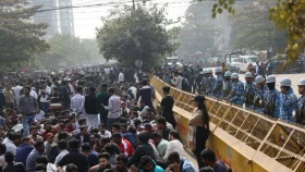 তিন অভিযোগে ইসির সামনে ছাত্রদলের অবস্থান