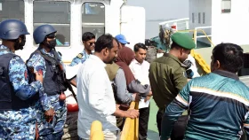 খাদ্যদ্রব্যের কৃত্রিম সংকট রোধে বহির্নোঙরে কোস্ট গার্ডের যৌথ অভিযান