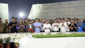 মা-বাবার কবর জিয়ারতের মাধ্যমে নির্বাচনি প্রচারণা শেষ করলেন তারেক রহমান
