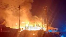 নীলা মার্কেটে আগুন, দুই রেস্টুরেন্টসহ ছাই পাঁচ দোকান