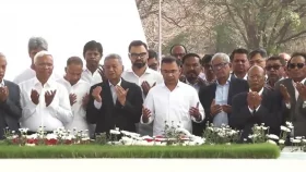 জিয়াউর রহমান ও খালেদা জিয়ার সমাধিতে প্রধানমন্ত্রীর শ্রদ্ধা