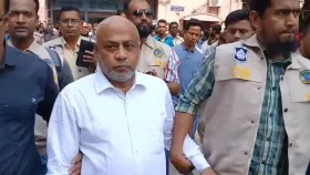 বরিশাল আদালতে হট্টগোল ও ভাঙচুর, আইনজীবী সমিতির সভাপতি আটক
