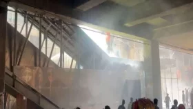 শেওড়াপাড়ায় মেট্রো স্টেশনের পাশের ভবনে আগুন