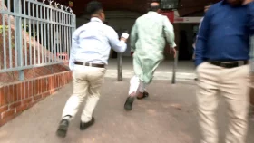 একাত্তরের ক্যামেরা দেখেই পালালো দালাল খ্যাত ওয়ার্ডবয়!