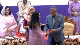 অদম্য শ্রেষ্ঠ নারী সম্মাননা পেলেন খালেদা জিয়া, পদক গ্রহণ করলেন জাইমা রহমান