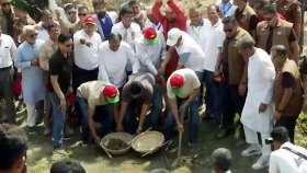 কোদাল দিয়ে মাটি কেটে খাল খননের সূচনা প্রধানমন্ত্রীর