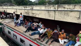 কমলাপুর রেলস্টেশন লোকারণ্য, সময়মতো ছাড়ছে ট্রেন