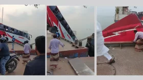 দৌলতদিয়ায় ফেরিতে উঠতে গিয়ে পানিতে যাত্রীবাহী বাস, হতাহতের আশঙ্কা