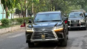 প্রথমবারের মতো প্রধানমন্ত্রী তারেক রহমানের গাড়িতে জাতীয় পতাকা
