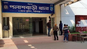 গাইবান্ধায় নারীর গলাকাটা মরদেহ উদ্ধার, বিছানায় মিললো পুরুষাঙ্গের অংশ