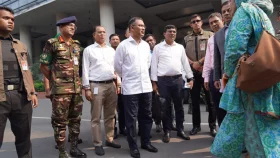 সবাইকে অবাক করে বঞ্চিত চিকিৎসকদের সামনে হাজির প্রধানমন্ত্রী