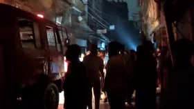 রাজধানীর বংশালে চারতলা ভবনে আগুন, আহত দুই