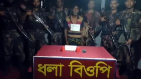 মেহেরপুর সীমান্তে হাতবোমা ও মাদকসহ আটক এক