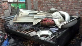 আগুনে নিঃস্ব এক অসহায় পরিবার