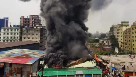 রাজধানীতে গ্যাসলাইট কারখানায় আগুন, নিয়ন্ত্রণে সাত ইউনিট