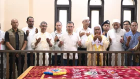 মওলানা আবদুল হামিদ খান ভাসানীর কবর জিয়ারত করলেন প্রধানমন্ত্রী