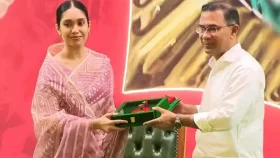 খালেদা জিয়ার স্বাধীনতা পুরস্কার গ্রহণ করলেন নাতনি জাইমা রহমান