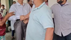 নরসিংদীতে সরকারি কলেজে বাহিরাগতদের হানা, অধ্যক্ষ লাঞ্ছিত