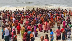 কুয়াকাটায় অক্ষয় পুণ্য লাভের আশায় হাজারো পুণ্যার্থী