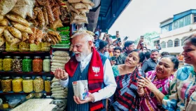 ঝালমুড়ি খেলাম আমি, আর ঝাল লাগল তৃণমূলের: মোদী