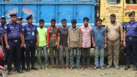 নওগাঁয় ডাকাতির প্রস্তুতির সময় ট্রাক ও অস্ত্রসহ গ্রেপ্তার সাত
