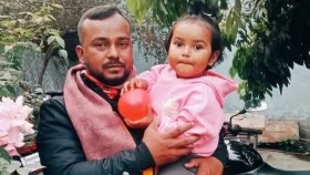 বজ্রপাতে বাবার মৃত্যু, কোল থেকে ছিটকে বাঁচলো মেয়ে