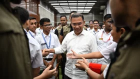 সংসদে নিজের কলেজের শিক্ষার্থীদের সঙ্গে প্রধানমন্ত্রীর শুভেচ্ছা বিনিময়